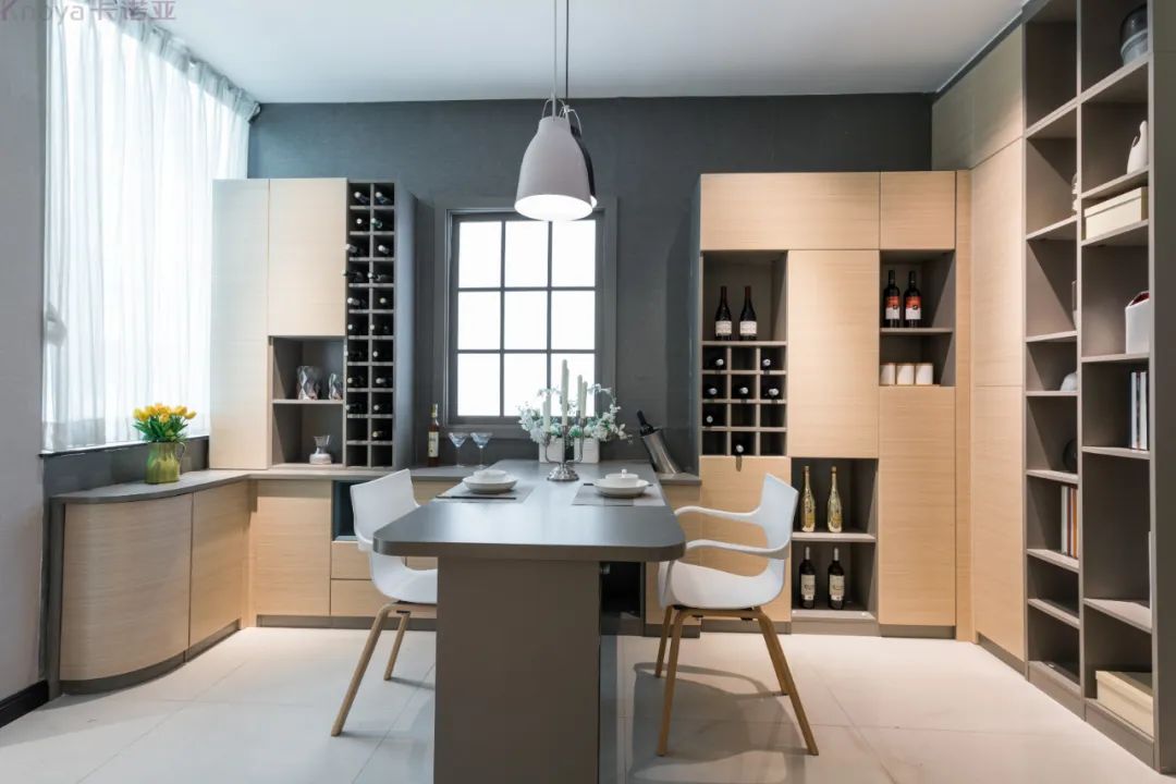 餐邊柜和餐桌融為一體，更節省空間